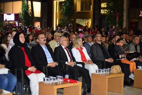 Cumhuriyetimizin 101. Yılı Kutlamaları Çerçevesinde Fener Alayı Yürüyüşü ve Konser Programı Düzenlendi.