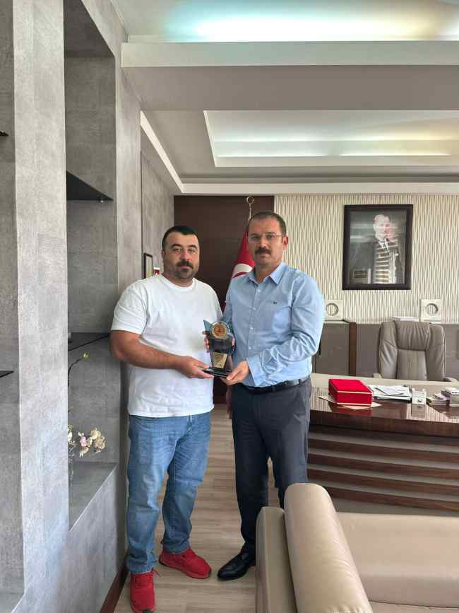 Kaymakamımız, Kumlucalılar Taraftar Derneği Başkanı İsmail Eren’ e Teşekkür Plaketi Takdim Etti