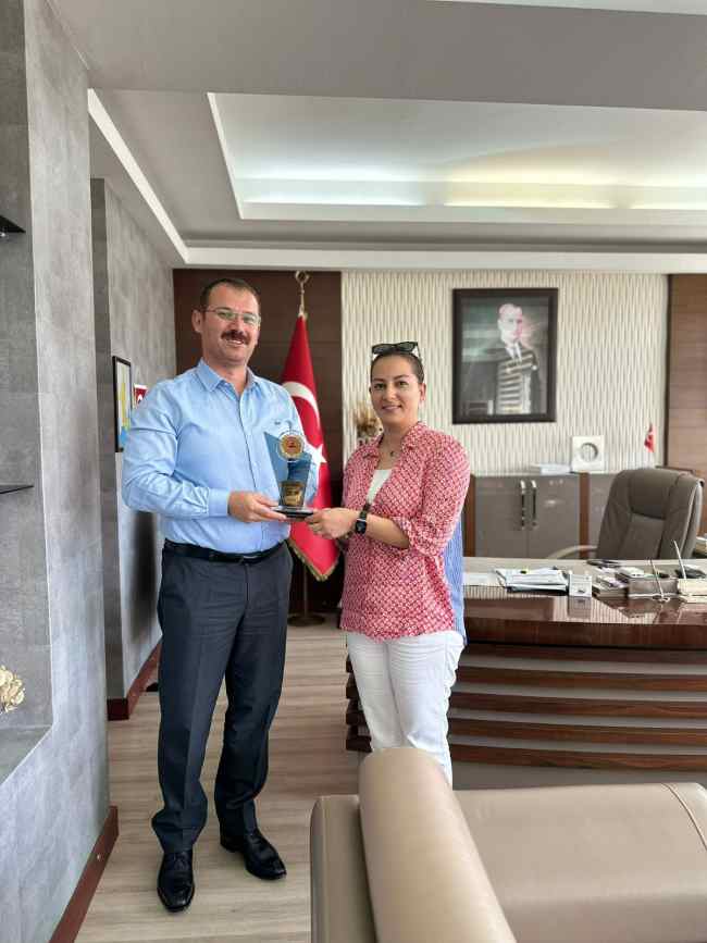 Kaymakamımız, Kumluca Tarım Kredi Kooperatifi Müdürü Gözde Kocaer’ e Teşekkür Plaketi Takdim Etti